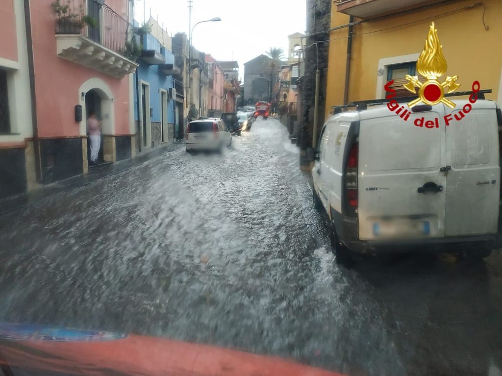 Esonda un torrente nel Catanese, evacuato un supermercato