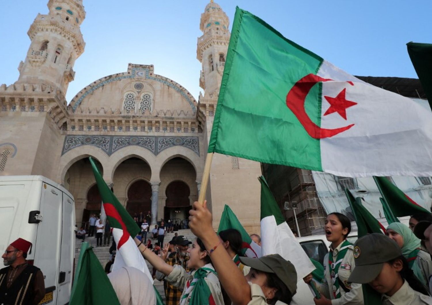 La jeunesse algérienne brandit des drapeaux nationaux lors du 70ème anniversaire de l'indépendance