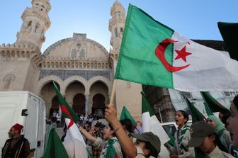 La jeunesse algérienne brandit des drapeaux nationaux lors du 70ème anniversaire de l'indépendance