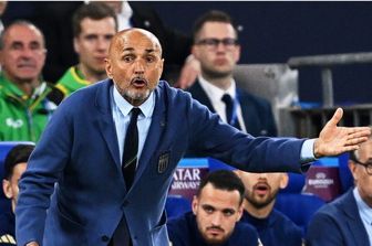 Uno sconsolato Spalletti tenta di far reagire l'Italia