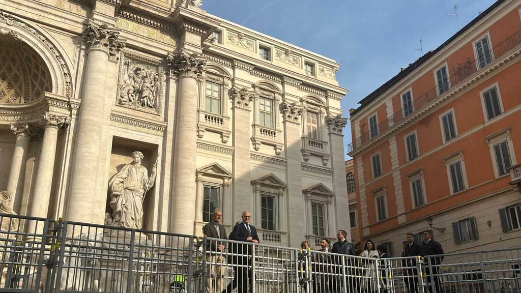 Gualtieri sulla passerella della Fontana di Trevi