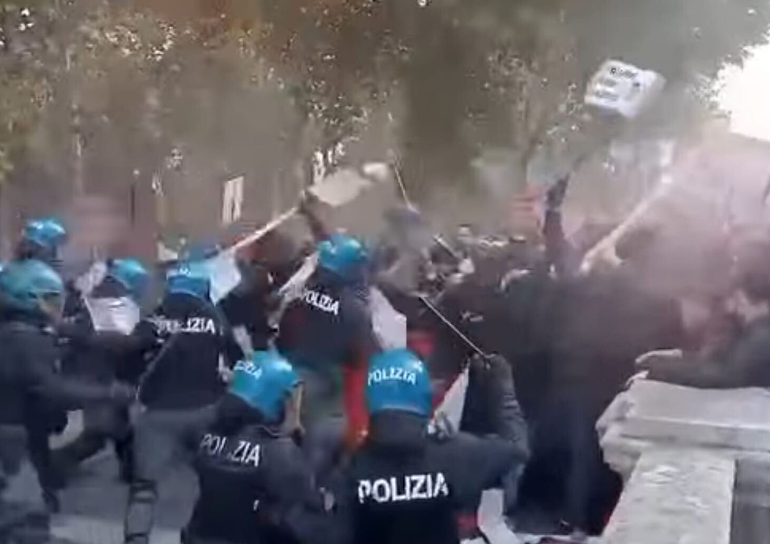 scontri bologna aggressione polizia piantedosi