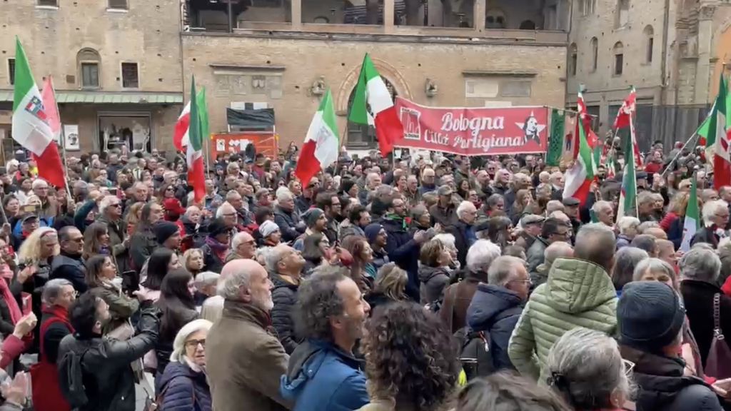 Il presidio antifascista a Bologna