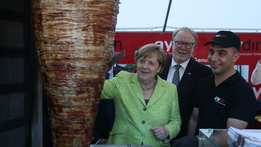 &nbsp;Angela Merkel taglia il kebab