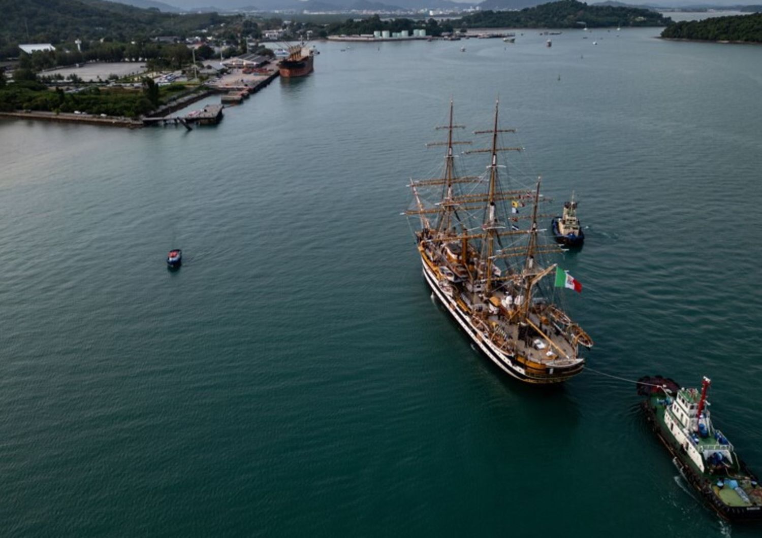 boom di visite per l&#39;amerigo vespucci che incanta la thailandia