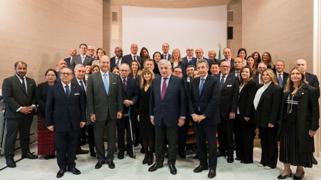 Le ministre Antonio Tajani avec le représentants de l'Association du corps consulaire de Naples