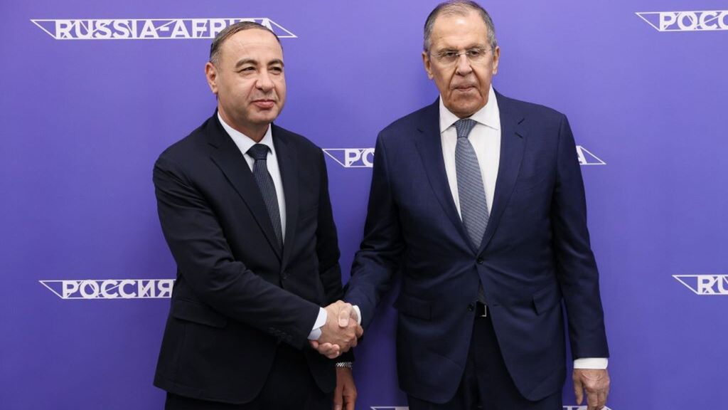 Il ministro degli esteri russo, Sergei Lavorv, con l'omologo di Tripoli, il ministro Taher al-Baour  a Sochi (Russia)