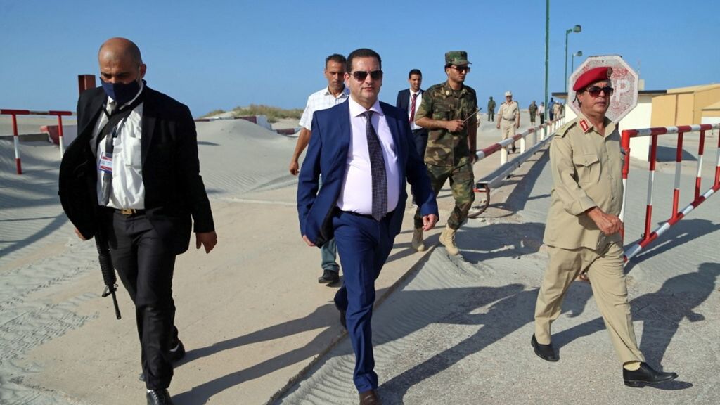 Il ministro degli esteri del governo libico parallelo, AbdulHadi al-Hawaij (al centro)
