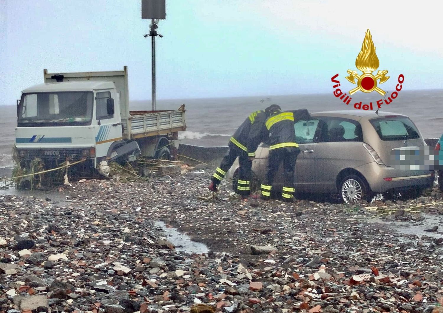 maltempo riposto auto in mare sommozzatori