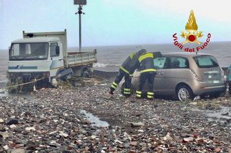 maltempo riposto auto in mare sommozzatori