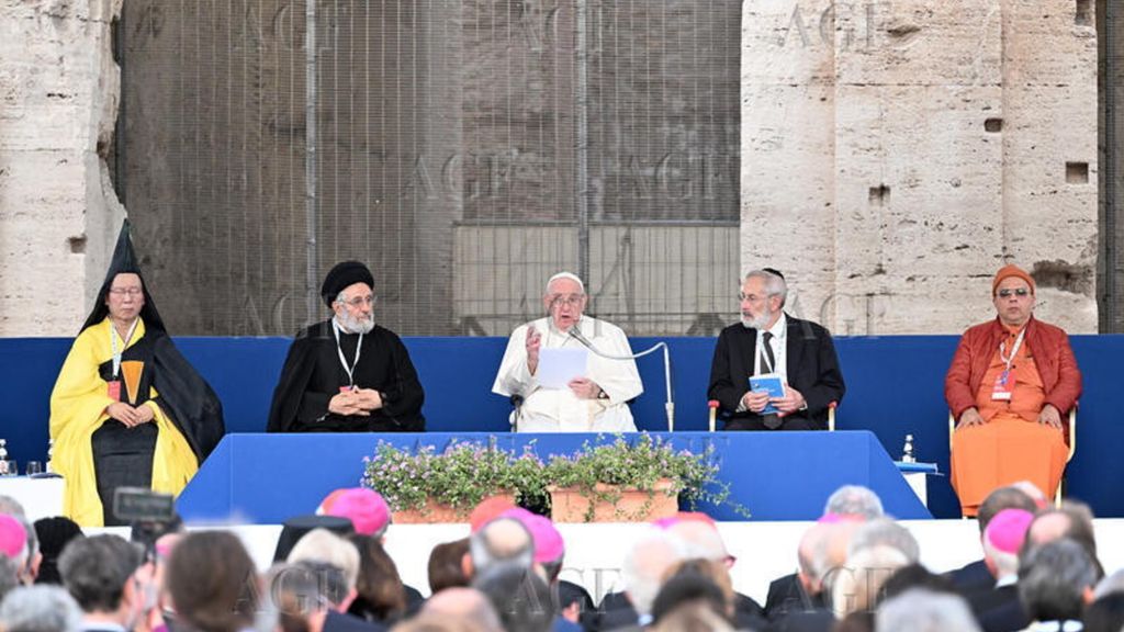 Nella foto Shoten Minegishi direttore dell'Ufficio Europeo Buddismo Soto Zen, Sayyed Abu Al-Qasim Al-Dibaj Organizzazione mondiale Pan-Islamic Sayyed, papa Francesco, Riccardo Di Segni rabbino capo di Roma