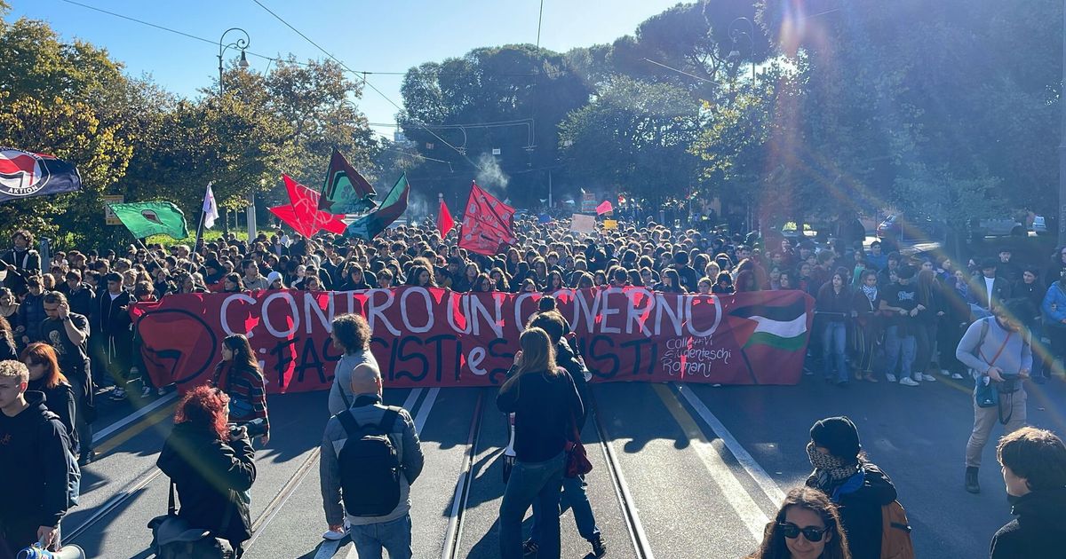 Studenti in corteo a Roma "contro il governo di fascisti"