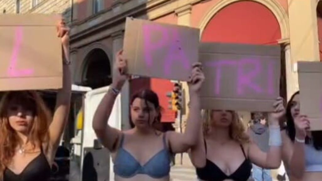 Al 'No Meloni Day' di Bologna 'flash mob' in reggiseno