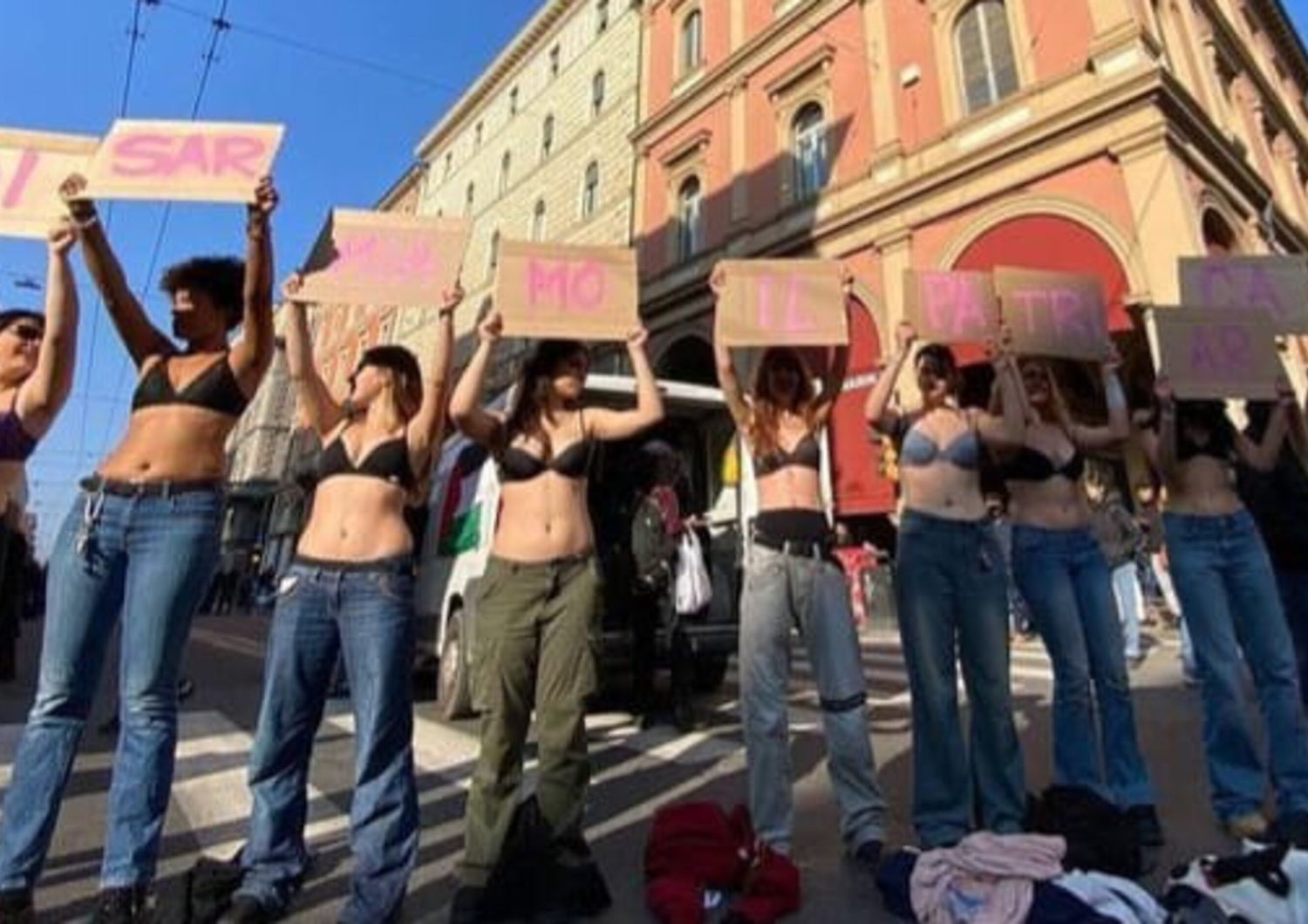 Al 'No Meloni Day' di Bologna 'flash mob' in reggiseno