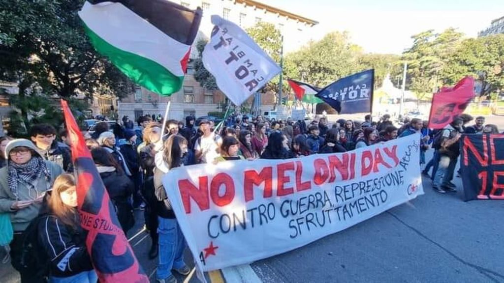 Al 'No Meloni Day' di Bologna 'flash mob' in reggiseno