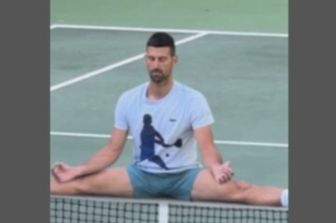 Djokovic medita in equilibrio sulla rete di un campo da tennis: l&#39;ironico video del campione