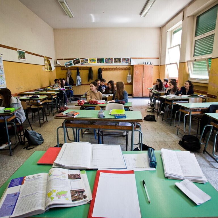 Trenta genitori irrompono in una scuola media e picchiano l'insegnante di sostegno