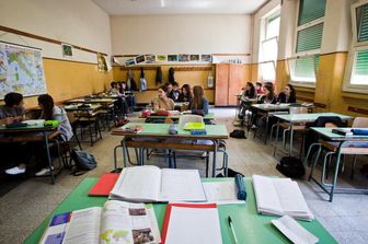 Trenta genitori irrompono in una scuola media e picchiano l'insegnante di sostegno