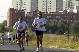 Stare troppo tempo seduti danneggia la salute del cuore, anche per le persone più attive