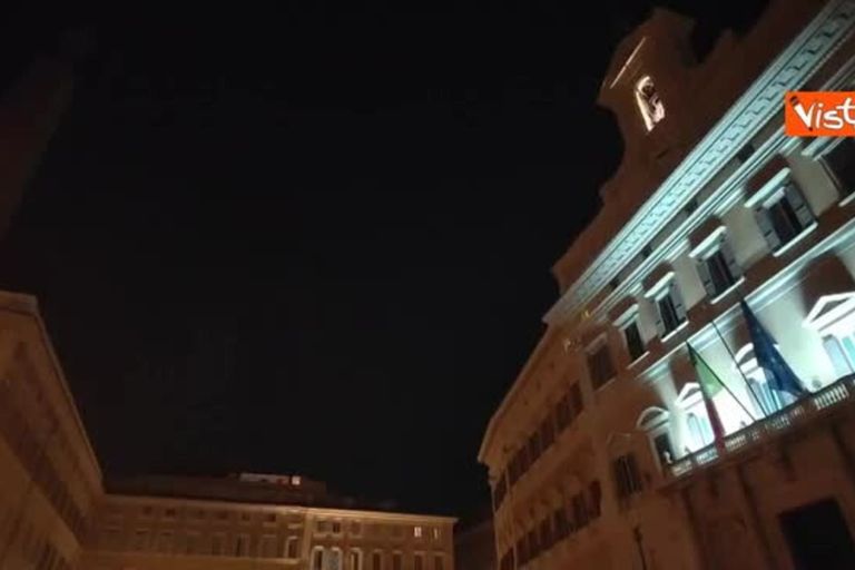 Facciata Montecitorio illuminata di bianco intenso per la campagna di sensibilizzazione sul cancro