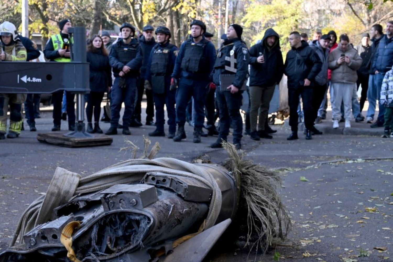 Persone osservano i resti di un missile ipersonico russo abbattuto