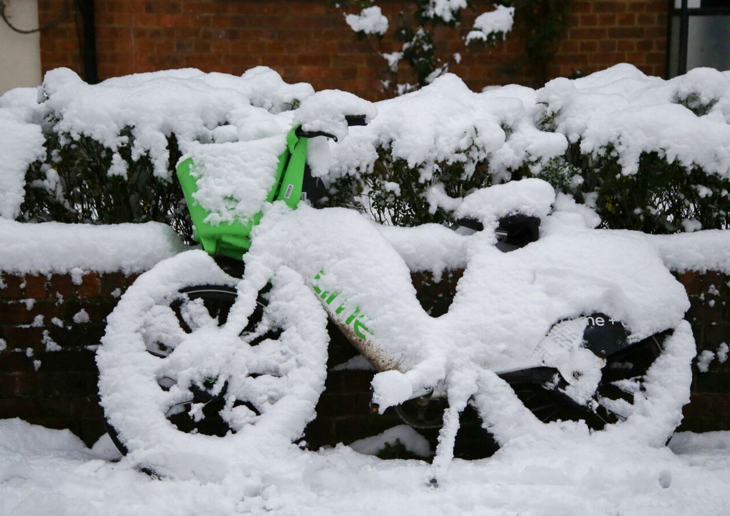 Neve a Londra, disagi e freddo polare