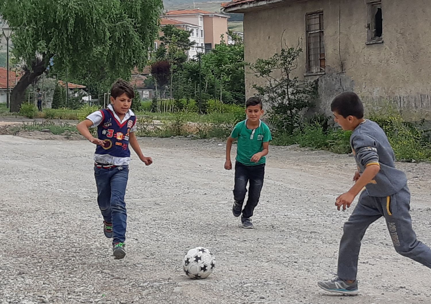 Coltellate tra bambini per un pallone, 13enne finisce in ospedale