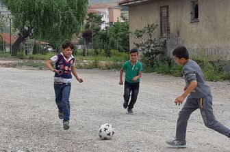 Coltellate tra bambini per un pallone, 13enne finisce in ospedale