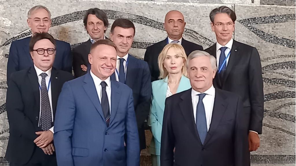 Photo de groupe avec le ministre italien des Affaires étrangères Tajani et la ministre de l'Agriculture Lollobrigida