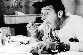 L'acteur italien Alberto Sordi dans une image iconique