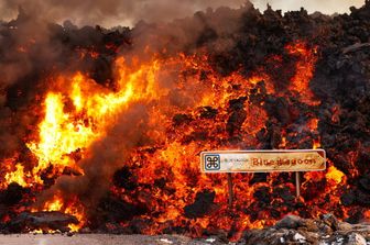 La lava invade il parcheggio della famosa spa geotermica islandese