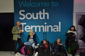 &nbsp;Passeggeri in attesa nell'aeroporto di Gatwick