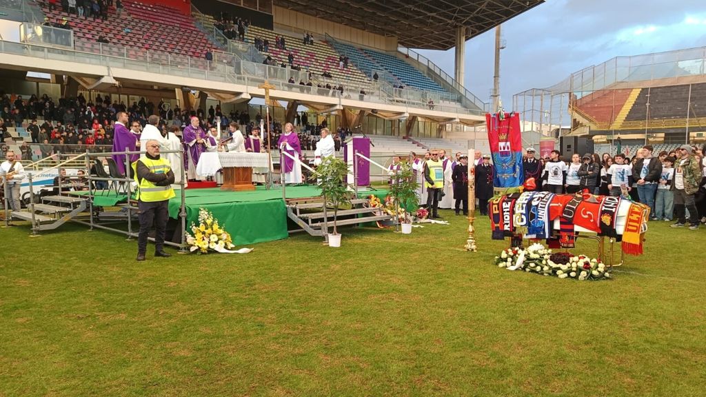 L'ultimo saluto al 15enne tifoso del Foggia, in 2.500 ai funerali