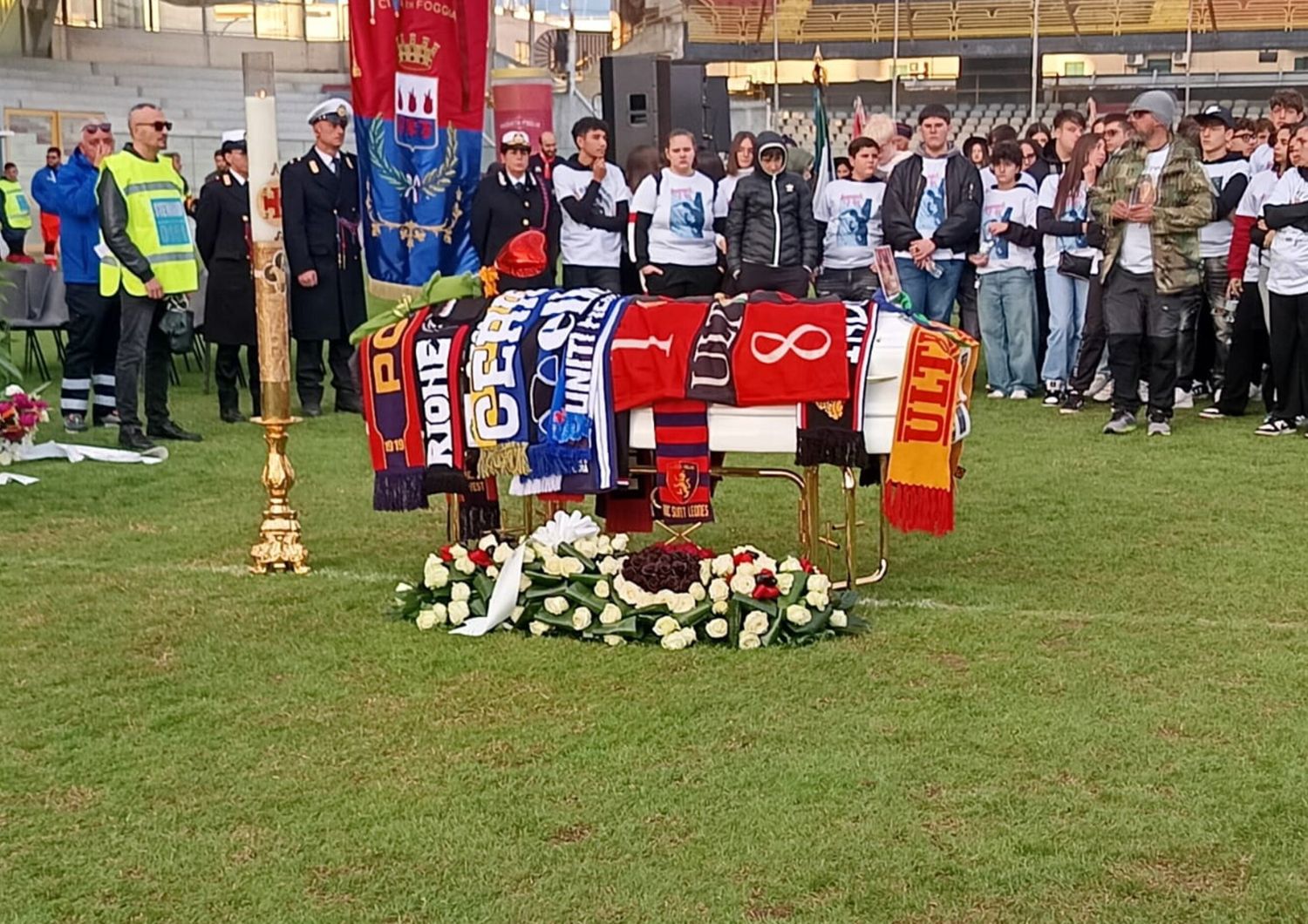 L'ultimo saluto al 15enne tifoso del Foggia, in 2.500 ai funerali