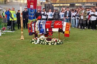 L'ultimo saluto al 15enne tifoso del Foggia, in 2.500 ai funerali