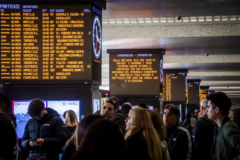 I treni si fermano di nuovo. Sciopero di 24 ore dalle 21. Fs: &quot;Riprogrammate i viaggi&quot;