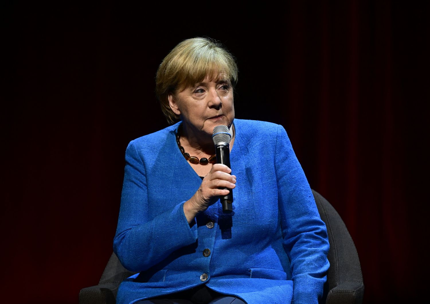 "Estranea alla caduta di Berlusconi. Renzi mi colpì subito". Le verità di Angela Merkel