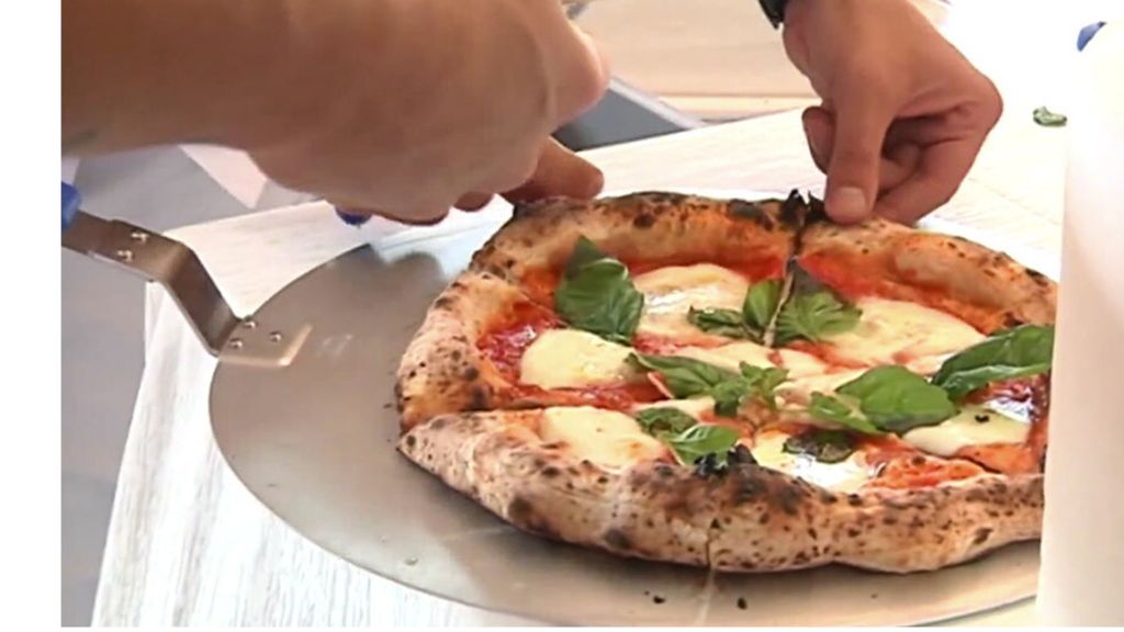 Una pizza per una lezione di autodifesa. L’idea di una ristoratrice contro la violenza sulle donne