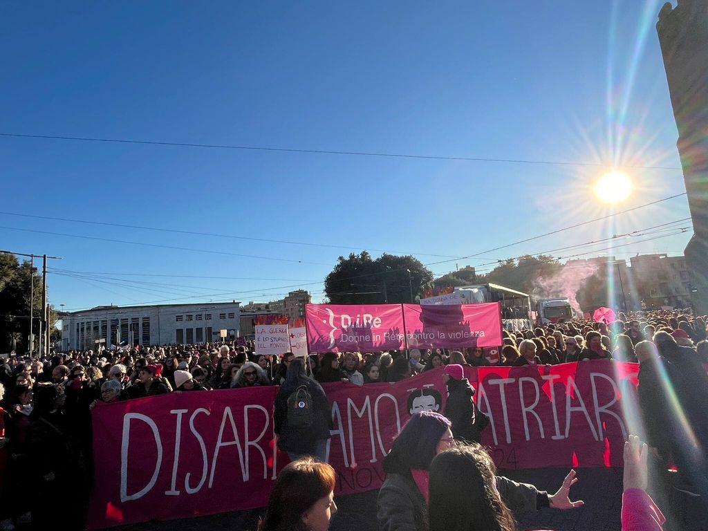 "Disarmiamo il patriarcato", "Non una di meno" in marcia a Roma contro la violenza sulle donne