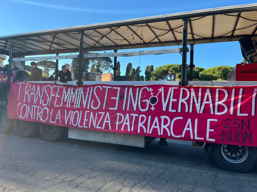 "Disarmiamo il patriarcato", "Non una di meno" in marcia a Roma contro la violenza sulle donne