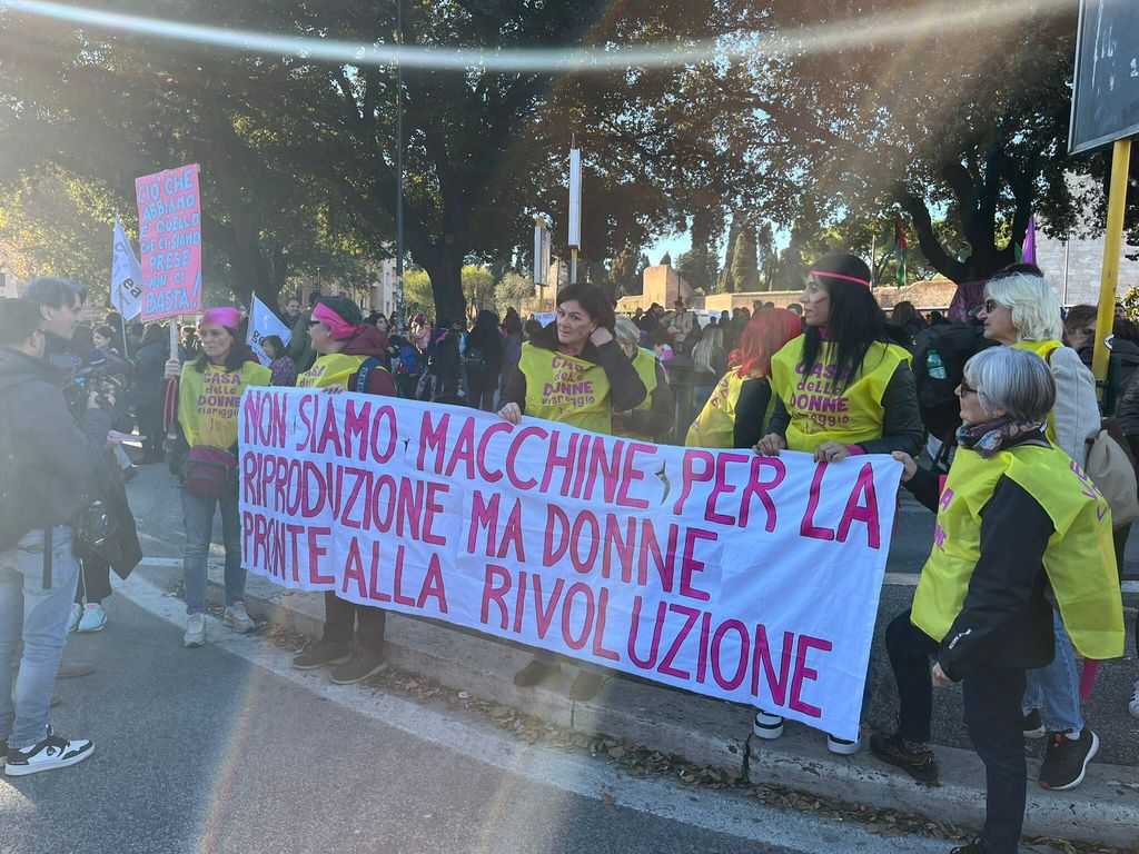 "Disarmiamo il patriarcato", "Non una di meno" in marcia a Roma contro la violenza sulle donne