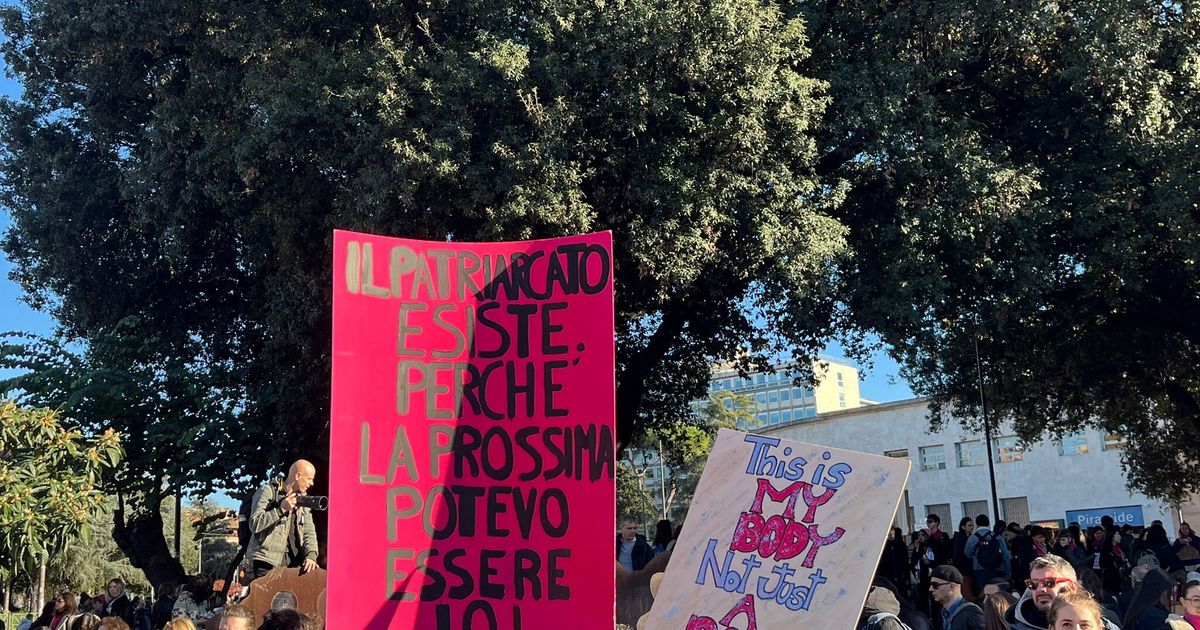 "Disarmiamo il patriarcato", "Non una di meno" in marcia a Roma contro la violenza sulle donne 