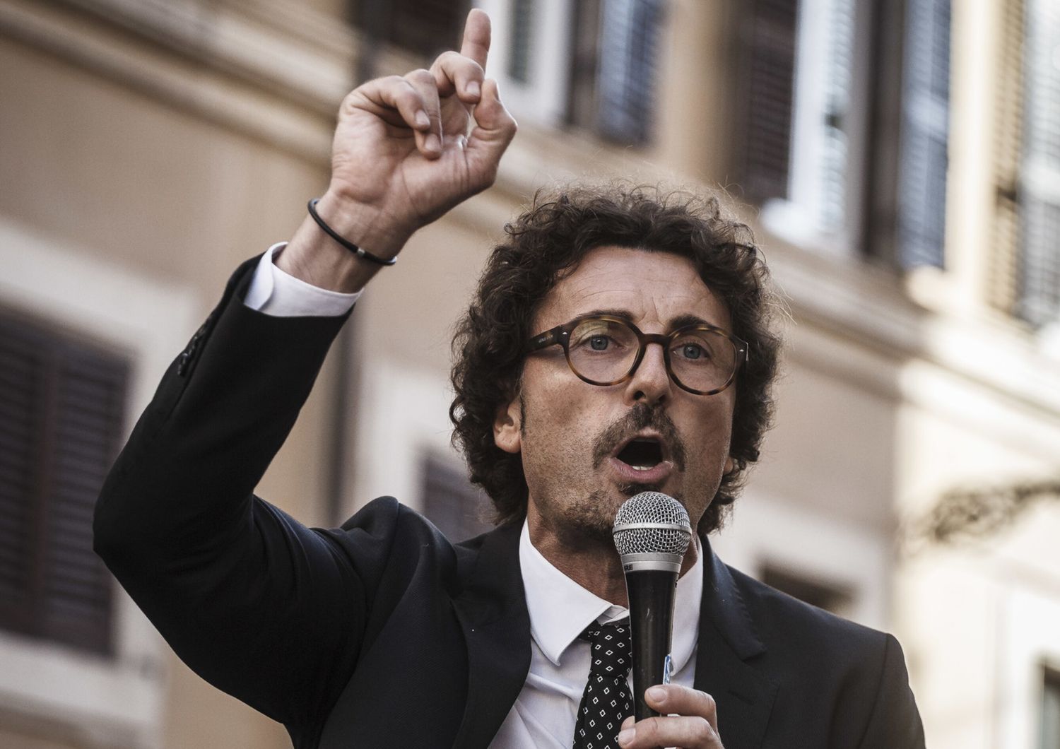 M5s, la previsione di Toninelli: "Ci sarà un'azione legale, Grillo si riprenderà il simbolo"