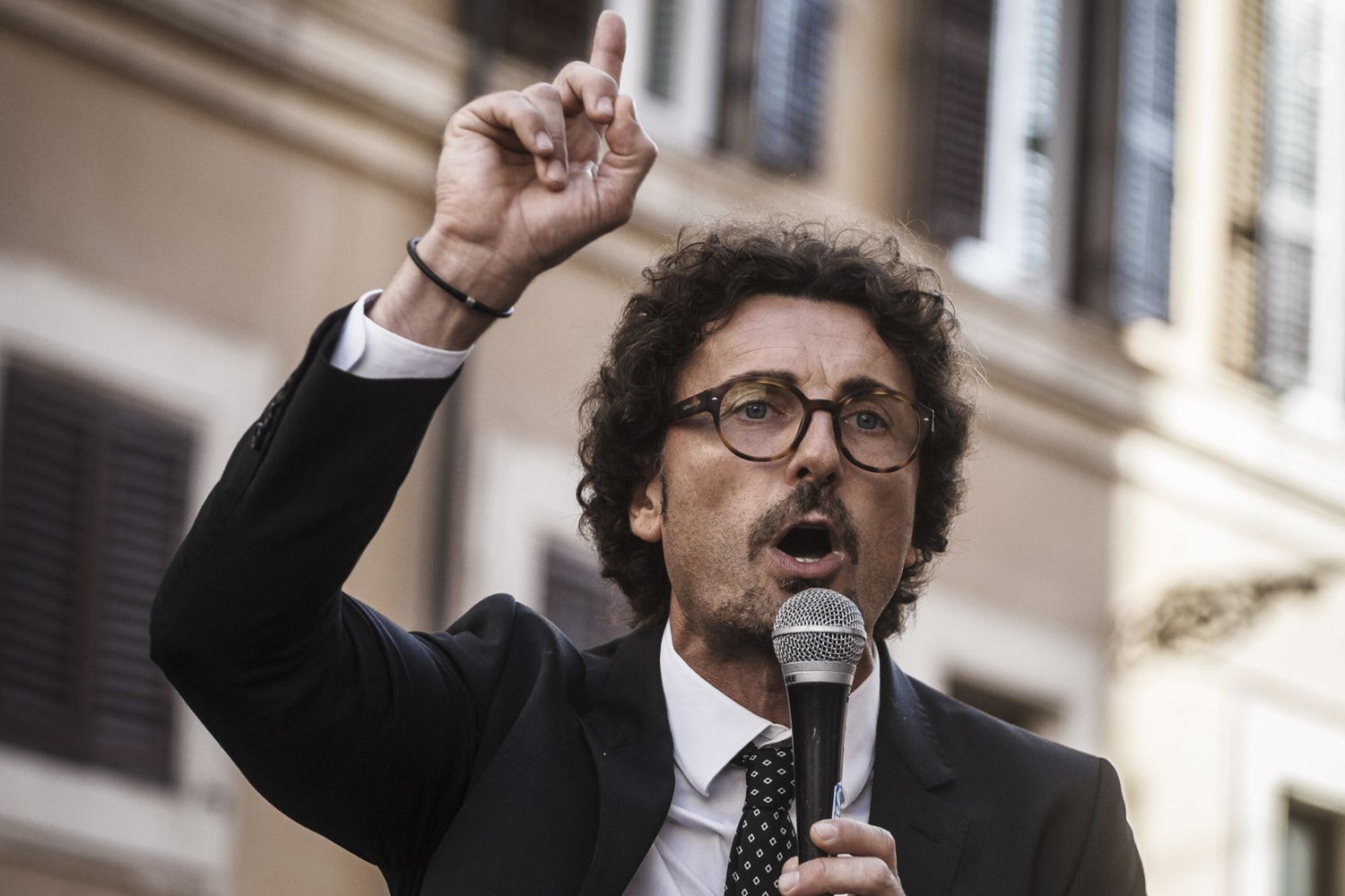 M5s, la previsione di Toninelli: "Ci sarà un'azione legale, Grillo si riprenderà il simbolo"