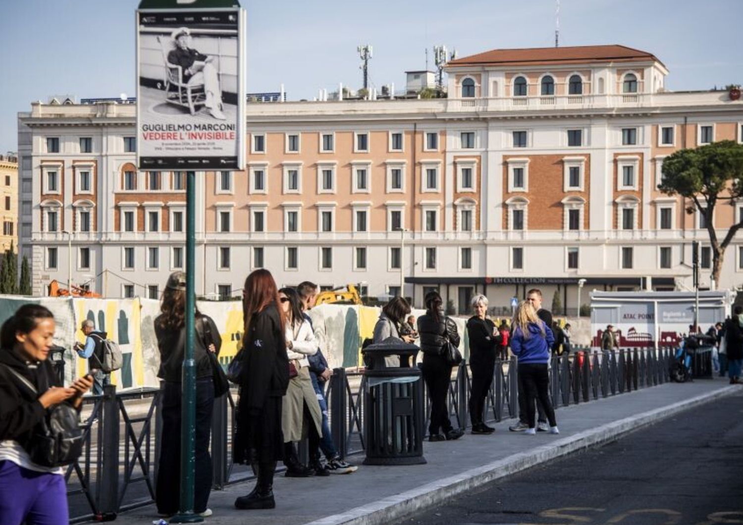 Roma, sciopero nazionale del trasporto pubblico. Passeggeri in attesa alle fermate