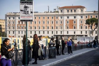 Roma, sciopero nazionale del trasporto pubblico. Passeggeri in attesa alle fermate