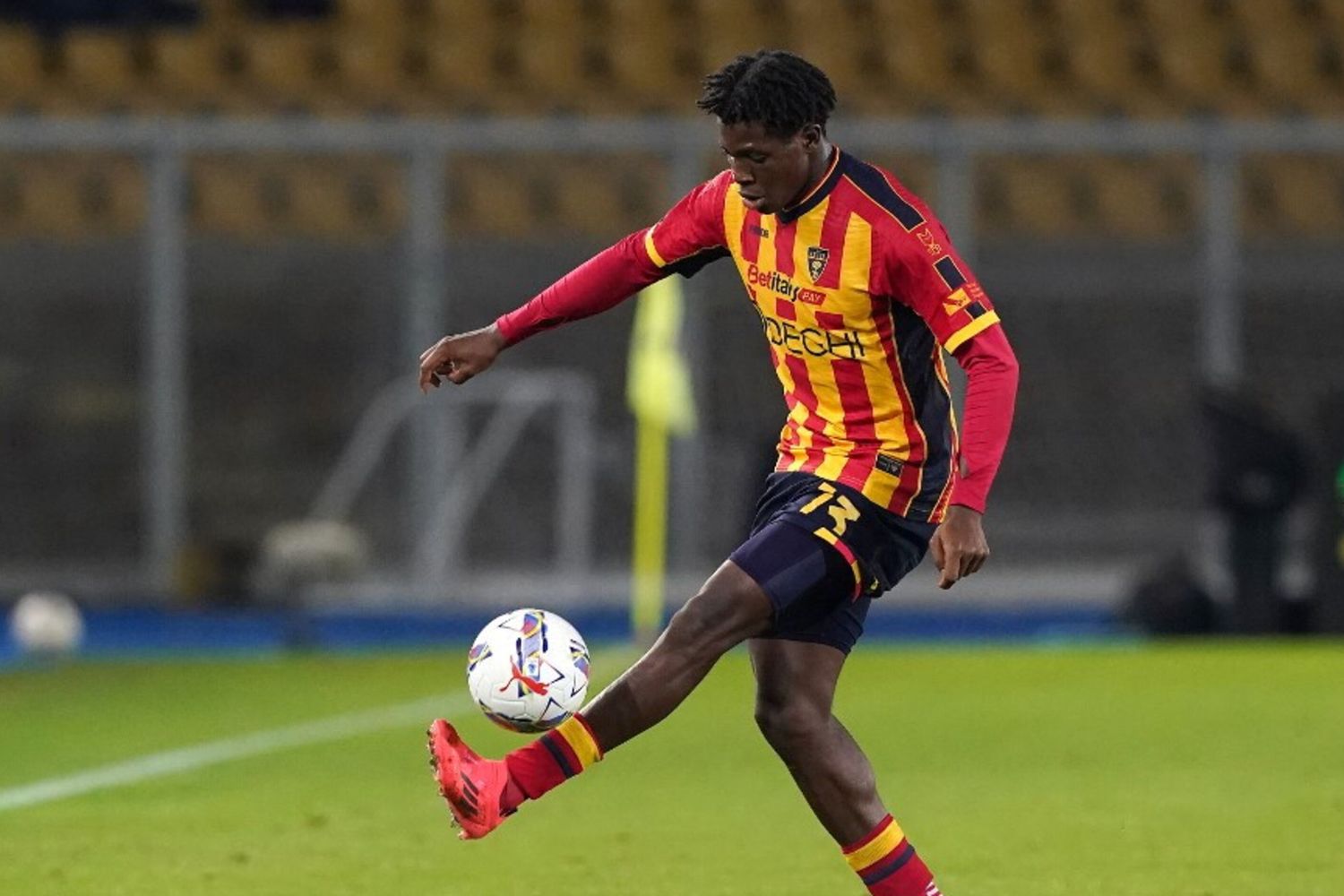 Patrick Dorgu ha siglato il gol vittoria del Lecce a Venezia