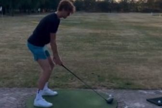 video sinner golf scoppia ridere padre