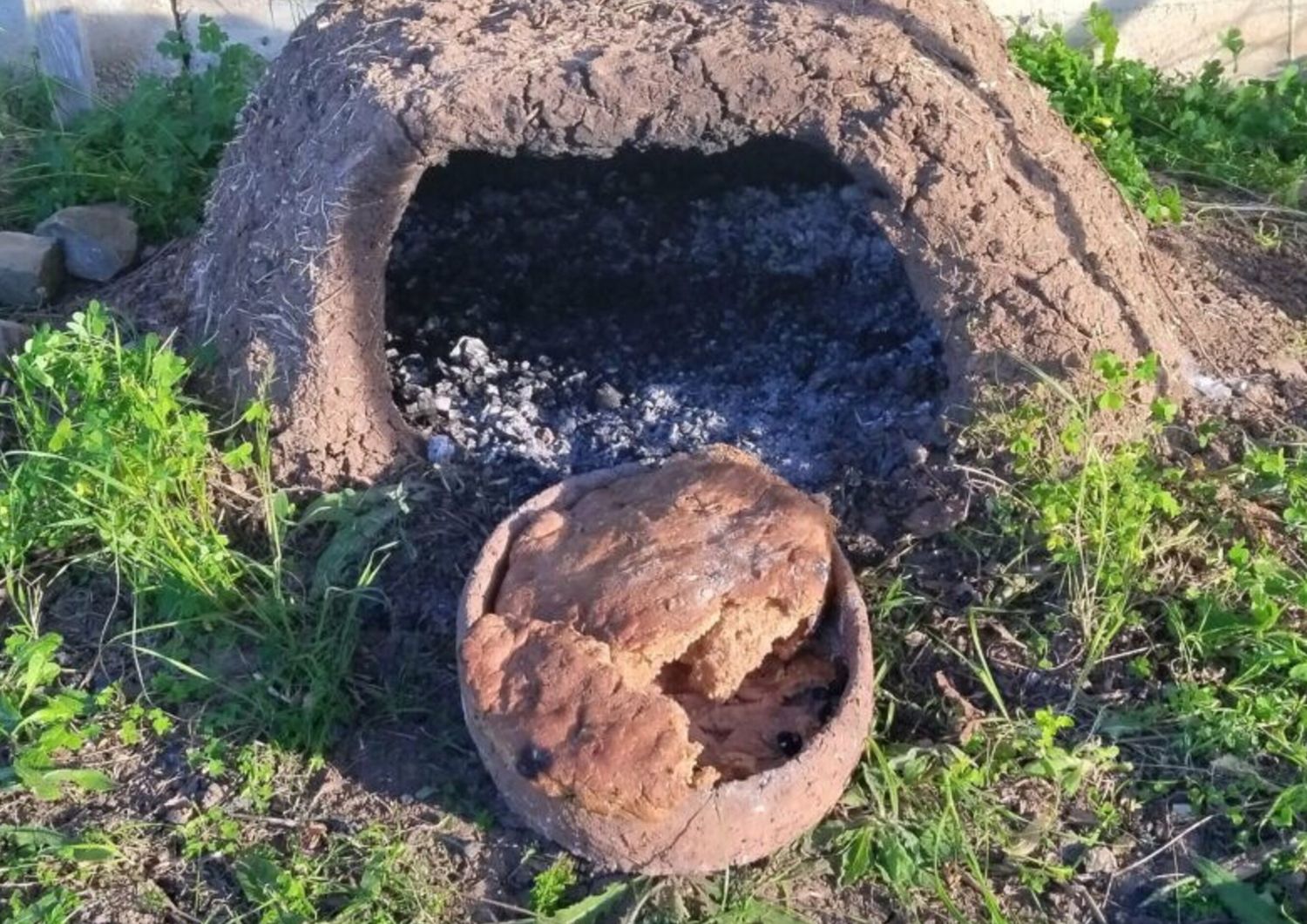 ‘Focaccia’ con grasso animale cotta sperimentalmente in una replica di teglia di sgusciatura all’interno di un forno a cupola