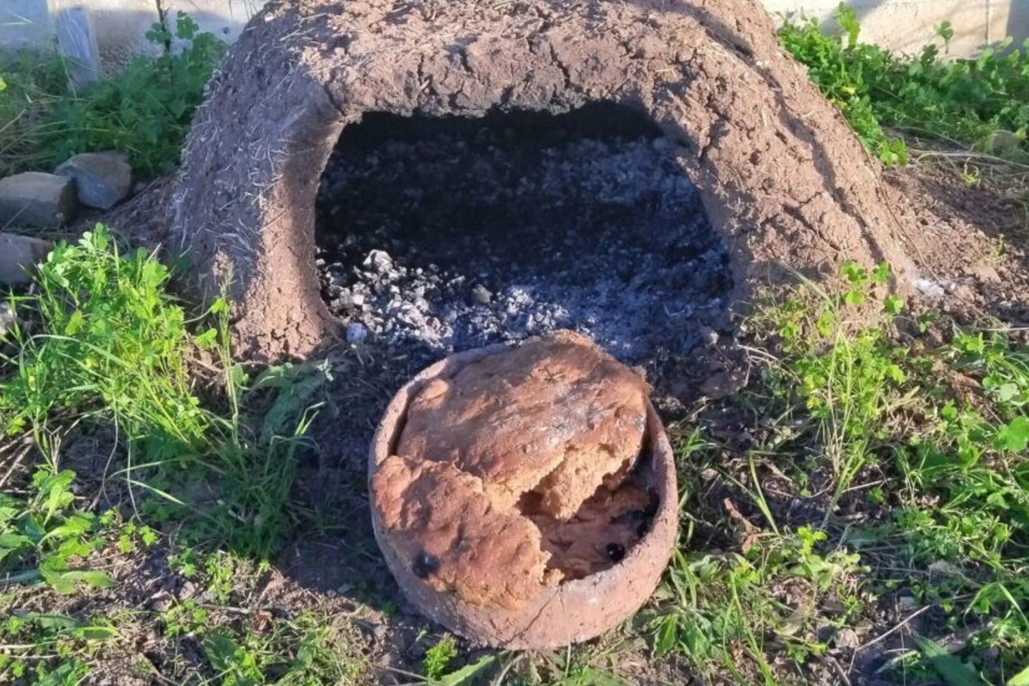 ‘Focaccia’ con grasso animale cotta sperimentalmente in una replica di teglia di sgusciatura all’interno di un forno a cupola